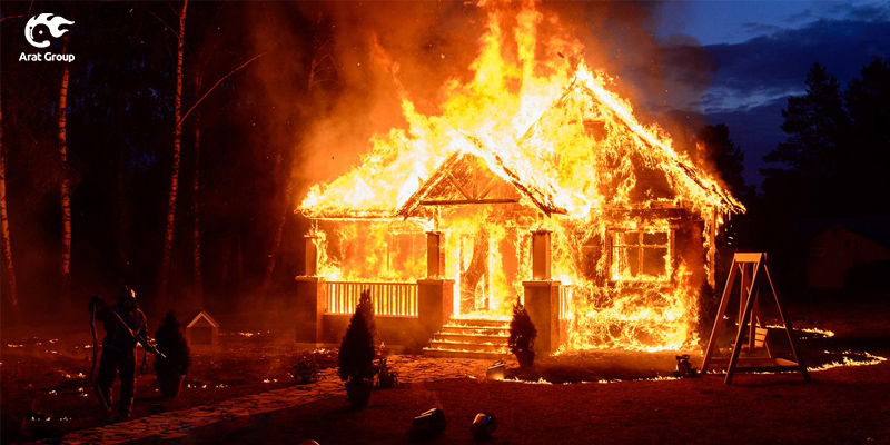 شمع روشن و وقوع آتش سوزی در خانه